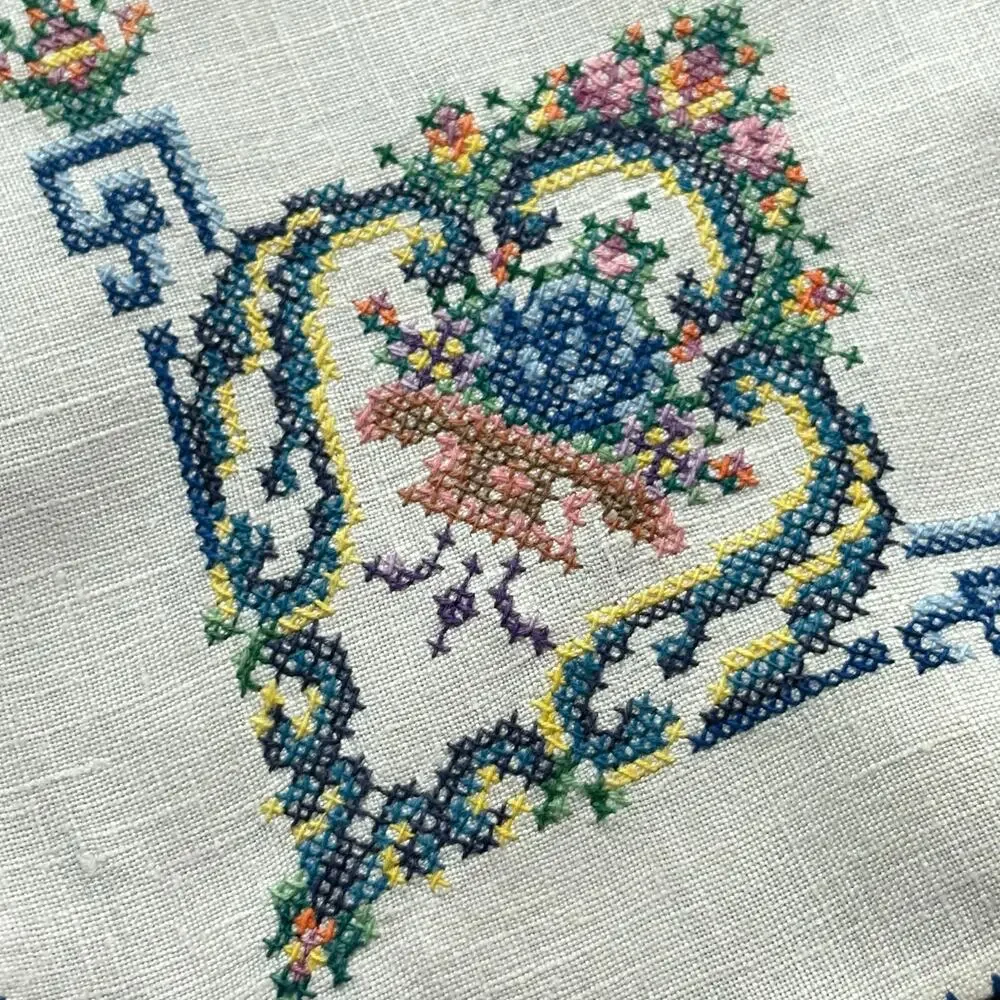 Vintage Embroidered Linen Napkins Set of 4 Floral Design 16 x 17